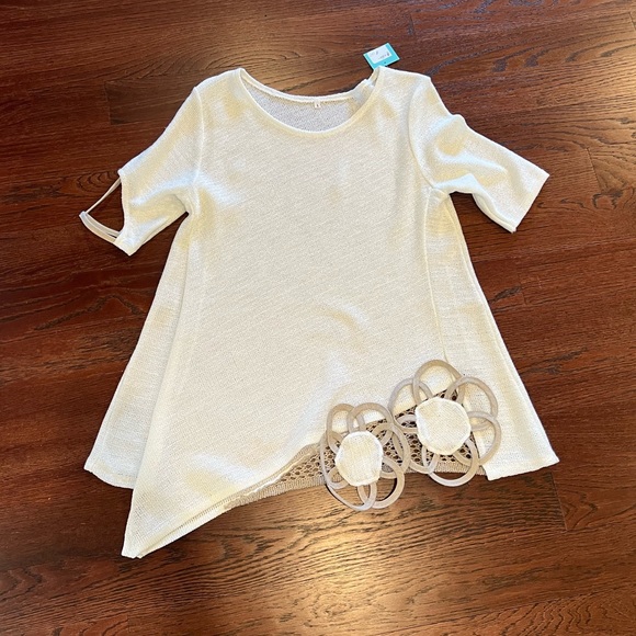 NWT Italian Asymmetric Blouse Top with Handmade Floral Applique L Cream - Picture 5 of 16